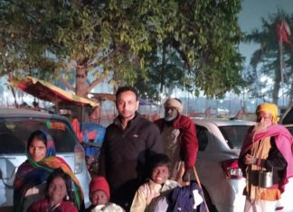 संगम के तट पर गरीबो में भाजयुमो जिलामहामंत्री ने बाटे गर्म वस्त्र