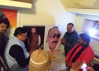 और जब नम हो गई सबकी आंखे,एकटक निहारती रही तस्वीरों को