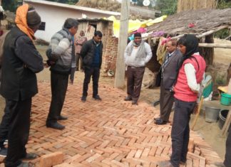 खडंजा में पीली ईटो का हो रहा था उपयोग, जाँच करने पहुँच गए खंड विकास अधिकारी और फिर हुआ ये