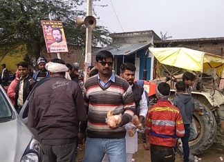 ग्राम प्रधान द्वारा श्रद्धालुओं के लिए लगाया गया गरम गरम चाय ब्रेड का स्टाल