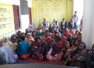 चौपाल लगाकर सरकार की योजनाओं की दी जानकारी