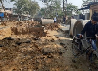 सीवर लाइन आमजनमानस के लिए बनी यमराज न कोई व्यवस्था न कोई जानकारी सब चल रहा हवा हवाई