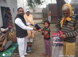 समाजसेवी ने मकर संक्राति के अवसर पर मंदिर में फूल देने वाले मालियों को बांटें स्वेटर