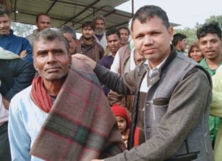 ठंड में प्रधान प्रतिनिधि द्वारा कंबल वितरण का कार्यक्रम किया गया आयोजित