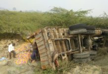 अनियंत्रित ट्रक पलटने से क्लीनर ड्राइवर जख्मी