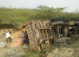 अनियंत्रित ट्रक पलटने से क्लीनर ड्राइवर जख्मी