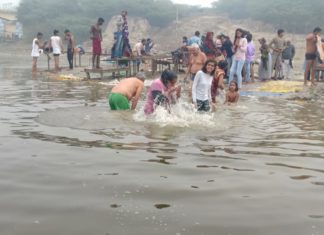 ठंड पर भारी पड़ी आस्था श्रद्धालुओं ने किया गंगा स्नान