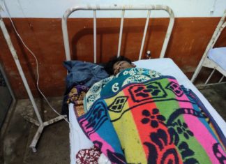 जब युवकों ने संदिग्ध परिस्थितियों मे खाया जहरीला पदार्थ