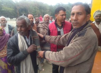 समाजसेवी मोo जुबैर खान ने जरूरतमंदों को बांटे कंबल