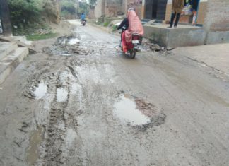 गंगा ग्राम योजना में चयनित गांव तक जाने का मार्ग बदहाल