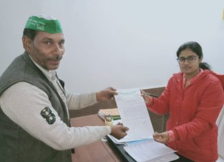 साहब बने हैं अंजान खेत में रात गुजारते किसान