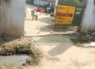 स्वच्छता को ठेंगा दिखाती विद्यालय से सटी नाली