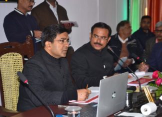 मण्डलायुक्त ने समीक्षा के दौरान कार्य में शिथिलता पर जिला पंचायत राज अधिकारी को प्रतिकूल प्रविष्टि और सीएमओ को चेतावनी जारी करने के दिये निर्देश