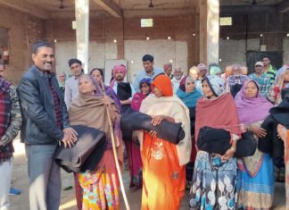 सर्दी से बचने के लिए गरीबों को वितरित किए कंबल -एडवोकेट अजय सिंह