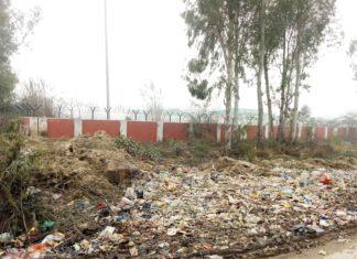 स्वच्छ भारत मिशन की धज्जियां उड़ रही रेलकोच फैक्ट्री प्रधानमंत्री के स्वच्छ भारत मिशन का मखौल उड़ा रहे रेलकोच फैक्ट्री के जिम्मेदार अधिकारी