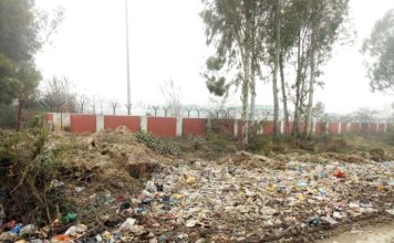 स्वच्छ भारत मिशन की धज्जियां उड़ रही रेलकोच फैक्ट्री प्रधानमंत्री के स्वच्छ भारत मिशन का मखौल उड़ा रहे रेलकोच फैक्ट्री के जिम्मेदार अधिकारी