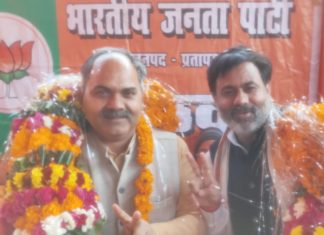 जिला अध्यक्ष हरिओम मिश्र के प्रतापगढ़ प्रथम आगमन पर स्वागत समारोह में कार्यकर्ता पदाधिकारियों ने हर्षोल्लास के साथ जगह-जगह फूल मालाओं गाजे-बाजे के साथ भव्य स्वागत किया