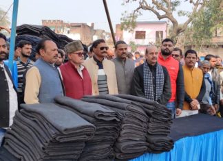 स्व. पंकज सिंह की चतुर्थ पुण्य तिथि पर नीरज सिंह क्षेत्र पंचायत सदस्य द्वारा गरीबो में कम्बल वितरण किया गया