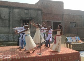 विद्यालय के छात्र-छात्राओं ने राष्ट्रीय गीतों पर नृत्य कर मचायी धूम