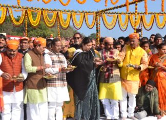 माँ गंगा को निर्मल एवं स्वच्छ बनाने का ले संकल्प-केन्द्रीय मंत्री स्मृति जुबिन ईरानी
