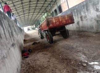 ये क्या कहा अचानक गिरा ट्रेक्टर ,बाल बाल बचा ड्राइवर