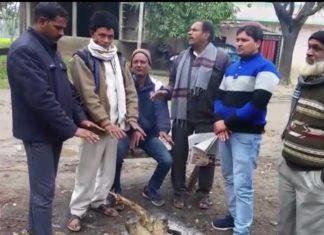 शेखनगाँव चौराहे पर जल रहा अलाव