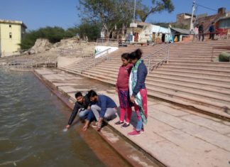 गंगा जल में प्रदूषण अधिकारियों ने जांच के लिए भरा नमूना