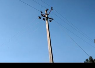 विद्यालय के ऊपर से हाई वोल्टेज लाइन हटाने की मांग हम बालक हैं। नादान विनती सुन लो बिजली विभाग