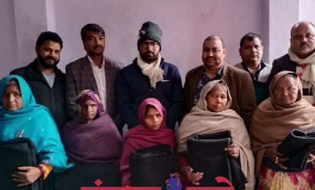 श्री साई नाथ सेवा समिति क़े पदाधिकारियों ने गरीब, असहाय व निराश्रित महिलाओ को कंबल वितरित किये