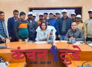 सातवीं आर्थिक जनगणना का मोबाइल एप्लीकेशन का बटन दबाकर डी.एम ने किया गया शुभारंभ