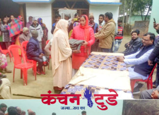 समाज सेवक/शिक्षक ने जरूरत मन्दो को बांटे कम्बल