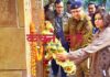 शहीद स्मारक पर डीएम-एसपी ने पुष्प चक्र चढ़ाकर मुंशीगंज गोली कांड में शहीद हुए किसानों को किया याद