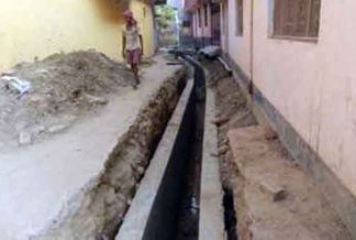 ग्रामीणों ने नाली बनवाए जाने की मांग की