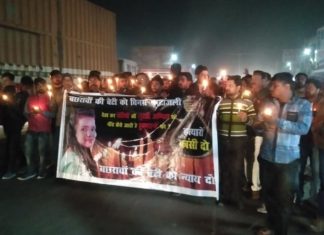 कैंडल मार्च निकाल कर वंशिका के हत्यारों को फाँसी देने की माँग