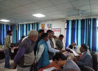 ओवरब्रिज निर्माण से आवागमन में हो रही समस्याओं को लेकर व्यापारियों ने एसडीएम को सौंपा ज्ञापन