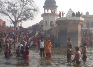 माघी पूर्णिमा पर श्रद्धालुओं ने लगाई गंगा में आस्था की डुबकी
