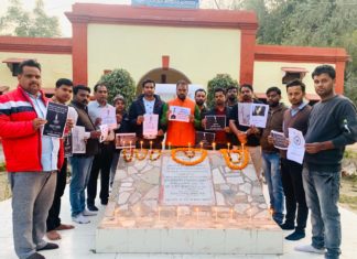 युवा मोर्चा कार्यकर्ताओ ने दीपक जलाकर सैनिकों को दी श्रद्धांजलि