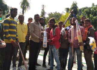 ग्राम प्रधान द्वारा क्रिकेट खिलाड़ियों को प्रोत्साहित करने के लिए बांटे गए क्रिकेट किट