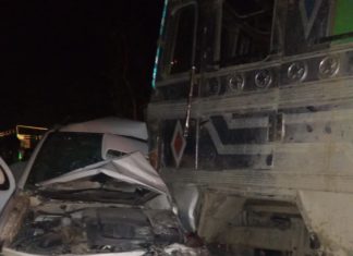 कार व ट्रक में भीषण भिड़ंत, पांच घायल एक गंभीर