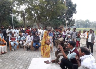 चौपाल लगाकर क्षेत्राधिकारी सलोन ने ग्रामीणों को कानून के नियमों की दी जानकारी