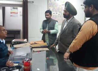 व्यापारियों की दूकानें ना हटाने को लेकर एडीएम से लगाई गुहार