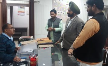 व्यापारियों की दूकानें ना हटाने को लेकर एडीएम से लगाई गुहार