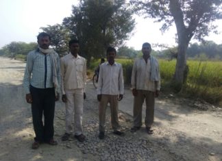 सड़क में है गड्ढा या गड्ढे में सड़क कोई बताएगा क्या जरा यहाँ