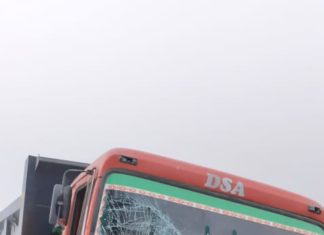 डंपर व लोडर में भीषण भिड़ंत, लोडर चालक सीधे अस्पताल पहुँचा