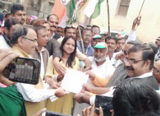 कांग्रेस नेत्री सुनीता सिंह की अगुवाई मे सौपा ज्ञापन