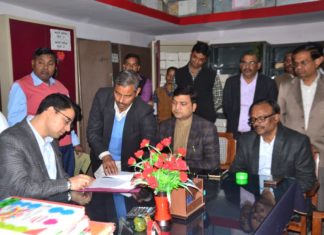 नवागत जिलाधिकारी ने कोषागार पहुॅचकर कार्यभार ग्रहण किया