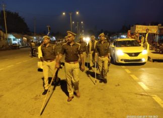 पुलिस ने फ्लैग मार्च कर कराया सुरक्षा का एहसास