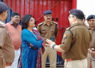 डीएम ,एसपी के द्वारा जेल में डाले गए छापे से मचा हड़कंप