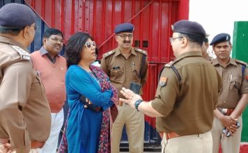 डीएम ,एसपी के द्वारा जेल में डाले गए छापे से मचा हड़कंप