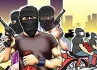 बेखौफ बदमाशों ने दिनदहाड़े महिला व शिक्षिका के साथ करी लूट